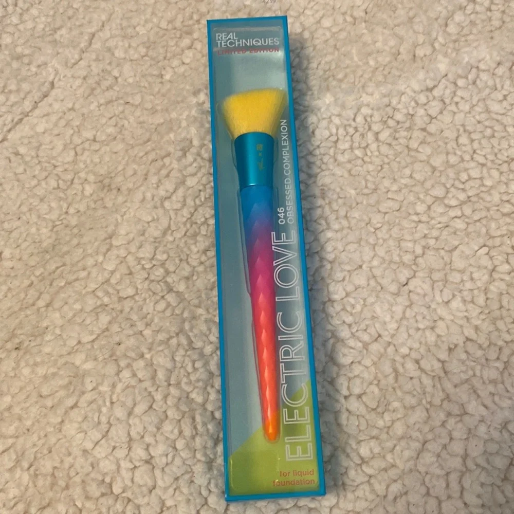 Real Techniques‎ Limited Edition Electric alive 046 Obsessed Complexion Brush